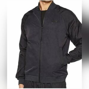 Nike Black Windbreaker Jacket Sleek Athletic Design